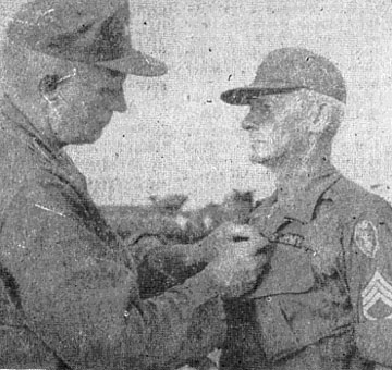 SSG John McNichol receives DSC from Gen. Harold Johnson